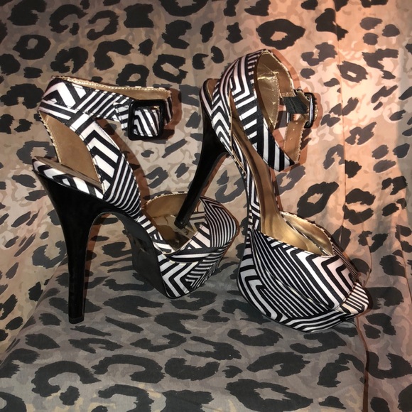 Black and white platform heels - Picture 1 of 3
